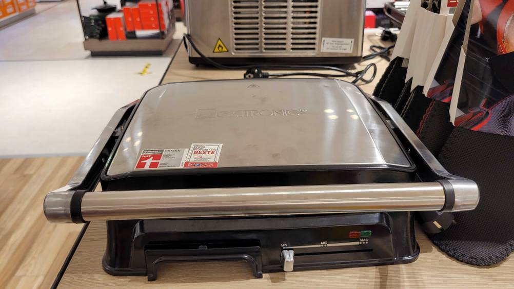 Kontaktgrill im Test: Ansicht eines Geräts von hinten mit Einstellmöglichkeiten für Temperatur.