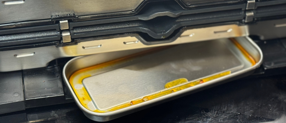 Fettauffangschale mit abgelaufenem Fett im getesteten Kontaktgrill von WMF.