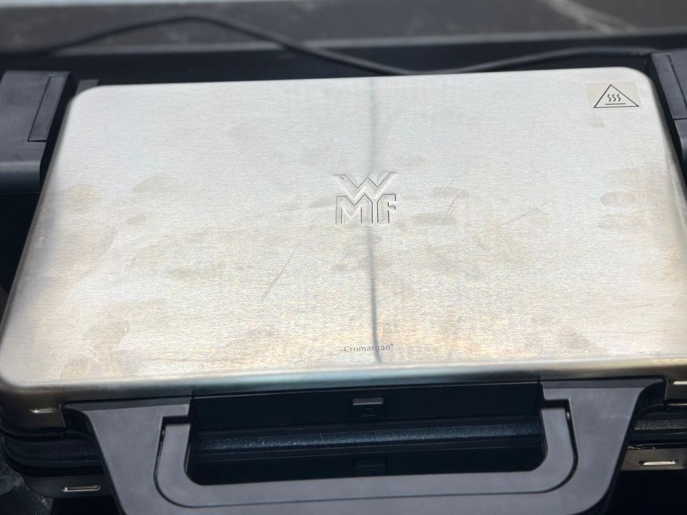 Detailansicht der Oberfläche des getesteten WMF-Kontaktgrills mit Fingerabdrücken.