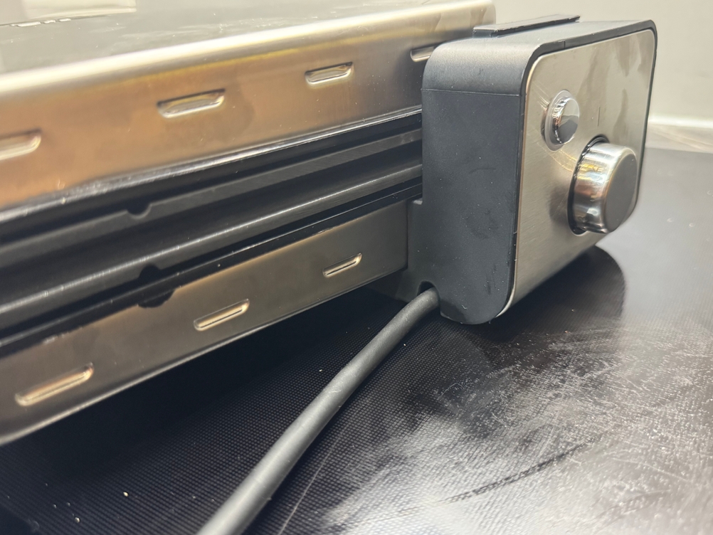 Detailansicht des Stromkabels am getesteten WMF-Kontaktgrill.