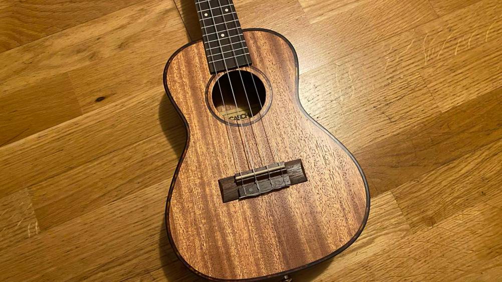 Decke von einer getesteten Konzert-Ukulele liegt auf dem Boden.