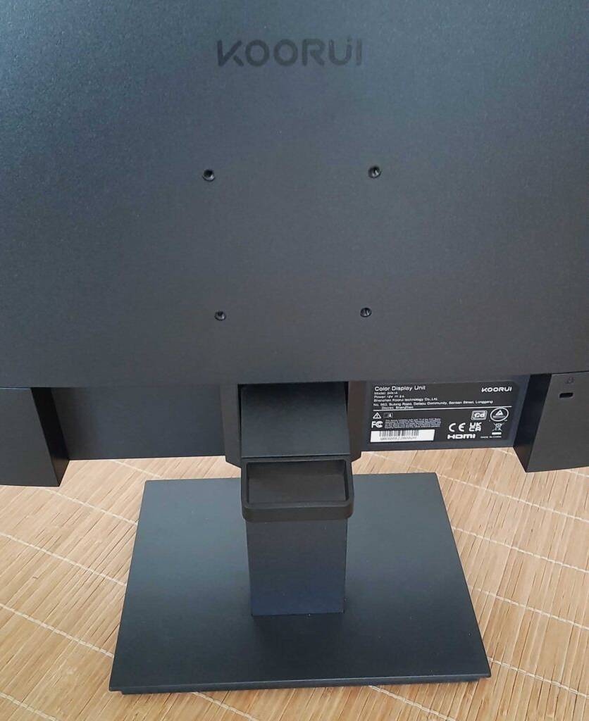 Ansicht auf den rückwärtigen Bereich mit vier Schraubgewinden zur Wandbefestigung eines 24-Zoll-Monitors im Test.