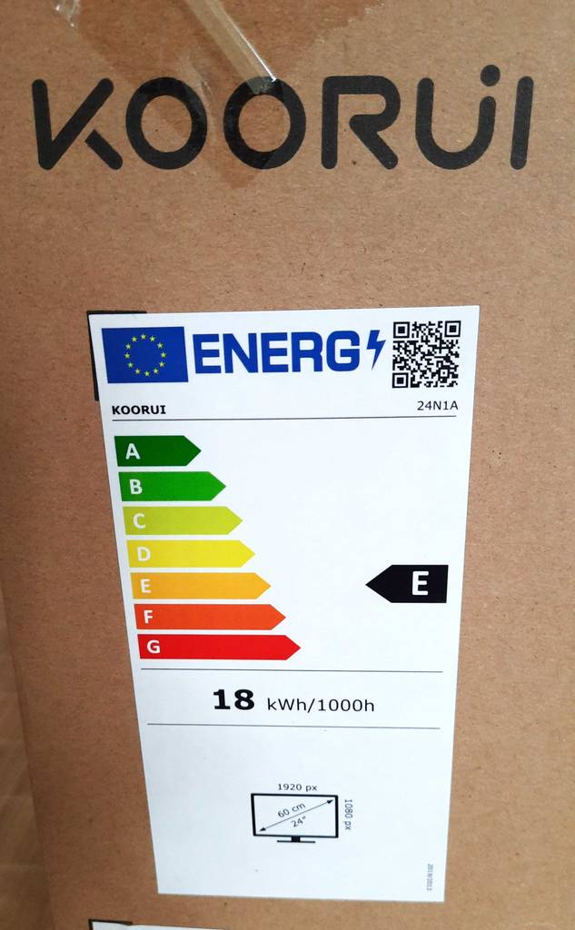 Nahaufnahme eines Energieeffizienzklassen-Etiketts auf einem braunen Karton von einem Koorui 24-Zoll-Monitor im Test.