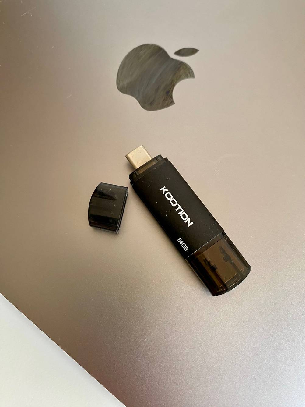 Im Test: Auf einem Laptop liegt ein USB-C-Stick ohne Kappe.
