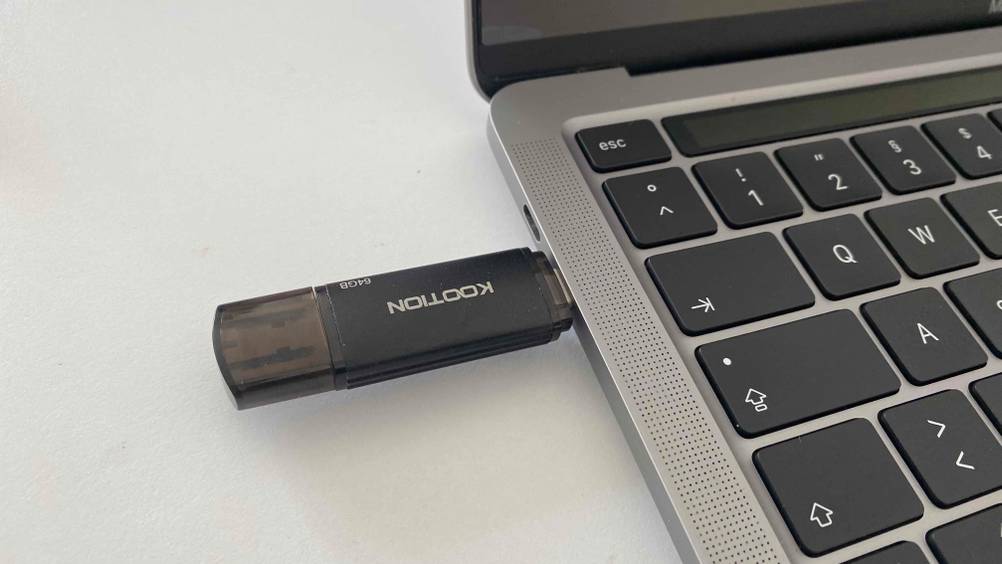 Ein getesteter USB-C-Stick steckt seitlich an einem Laptop.