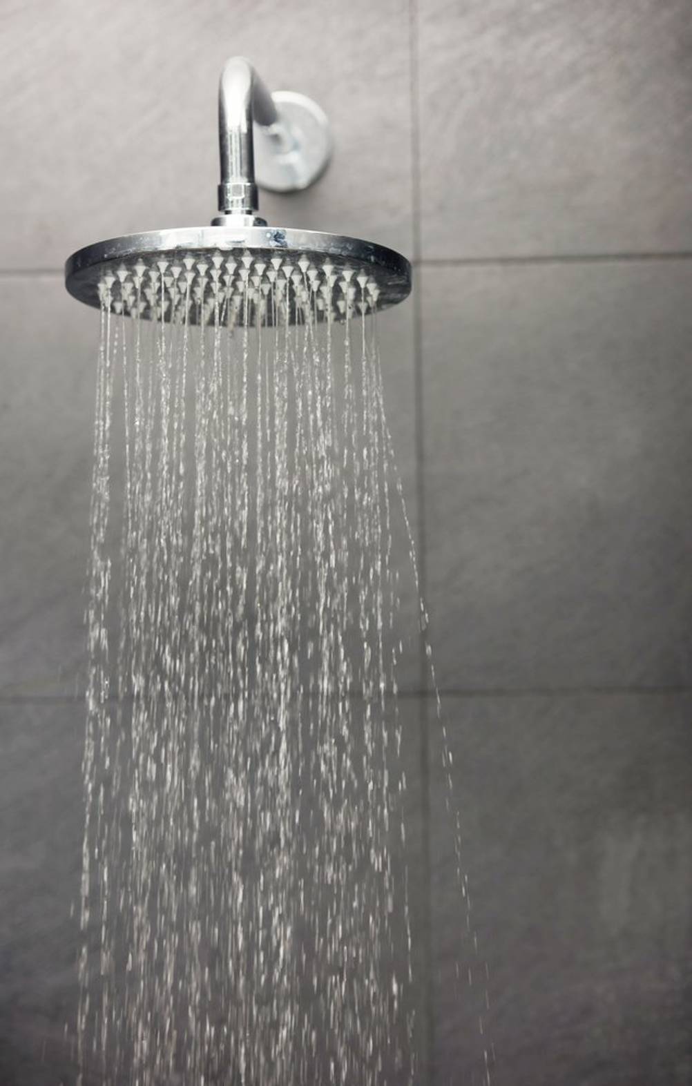 Wasserstrahlen aus der Kopfbrause