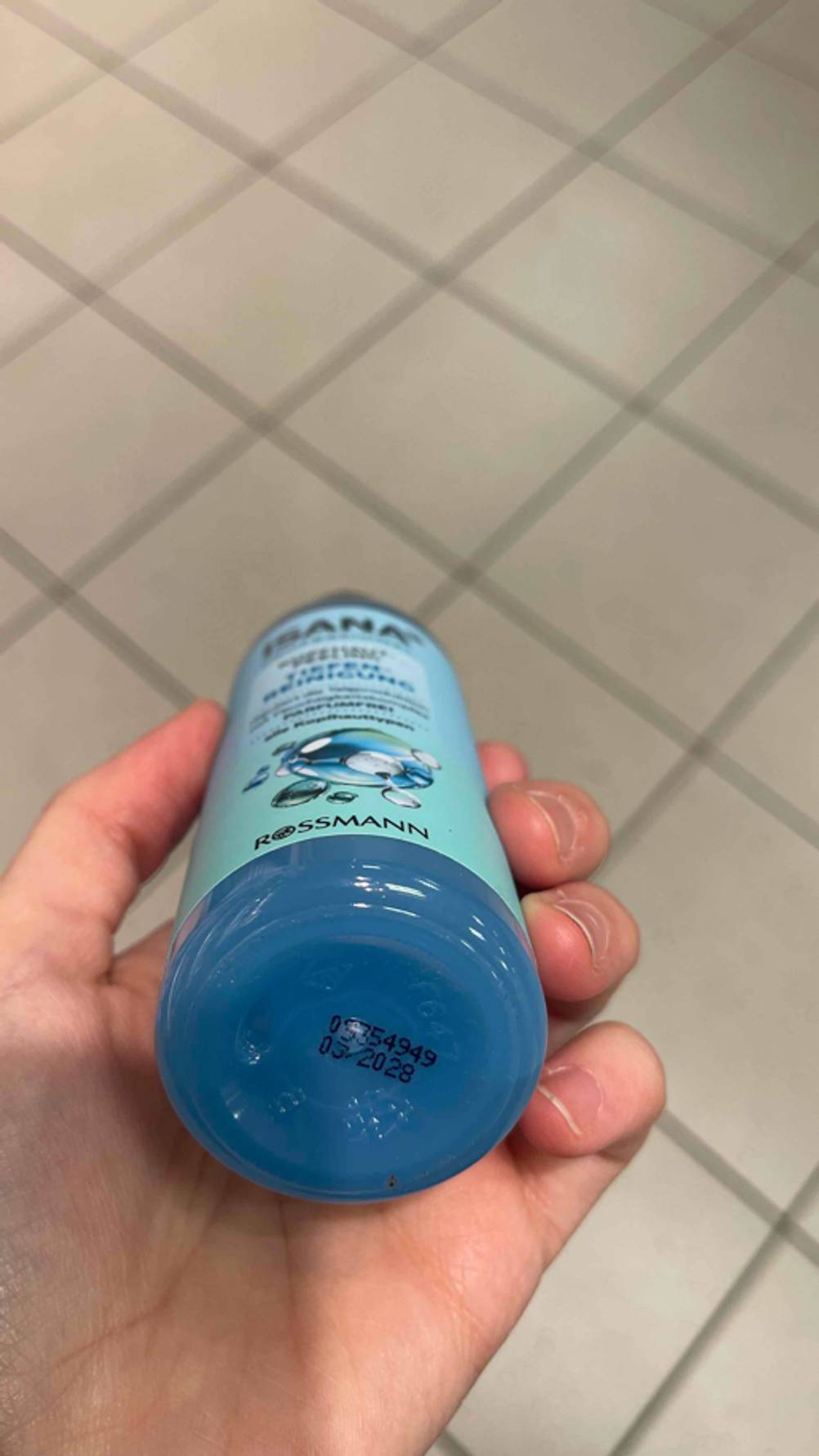Kopfhaut-Peeling im Test: Nahaufnahme des Bodens der Verpackung.