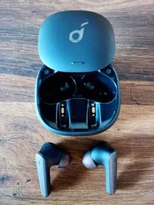 Einige In-Ear-Modelle, etwa von Anker, bieten auch in den Kopfhörer integrierte Mikrofone.