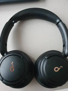 Hier zu sehen: ein Anker-Bluetooth-Kopfhörer.