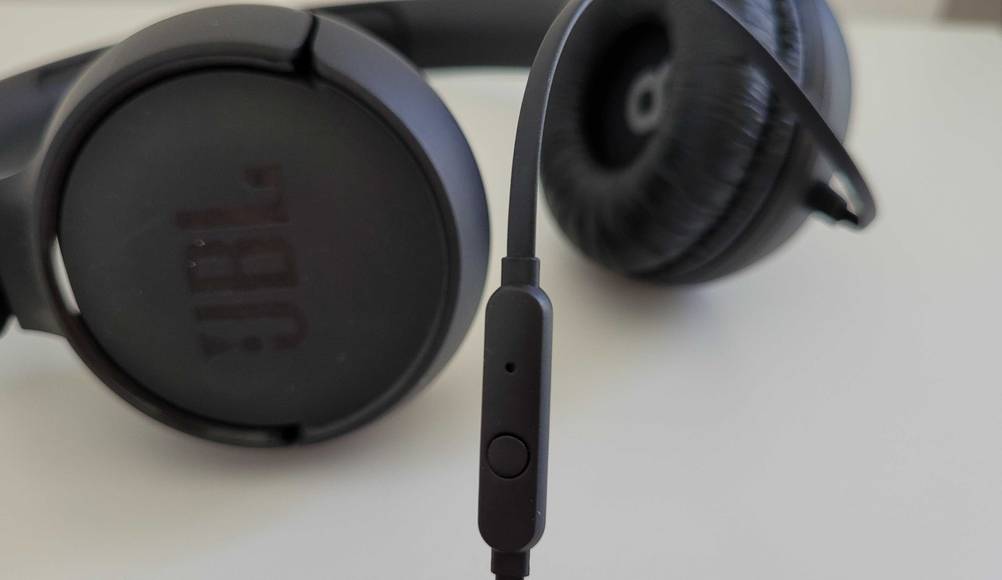 Im Test: Nahaufnahme des Bedienelementes inklusive Mikrofon eines Kopfhörers mit Kabel.