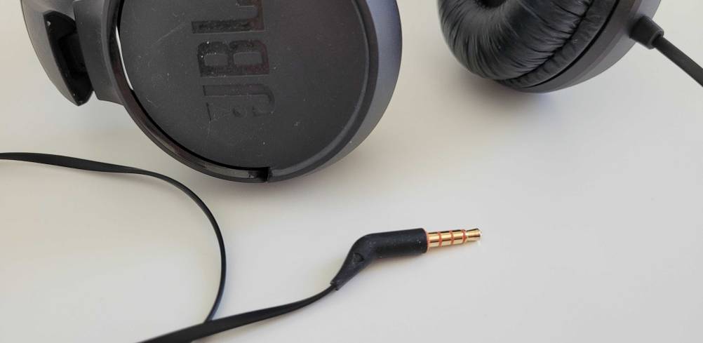 JBL-Kopfhörer mit Kabel und im Vordergrund der Klinken-Stecker