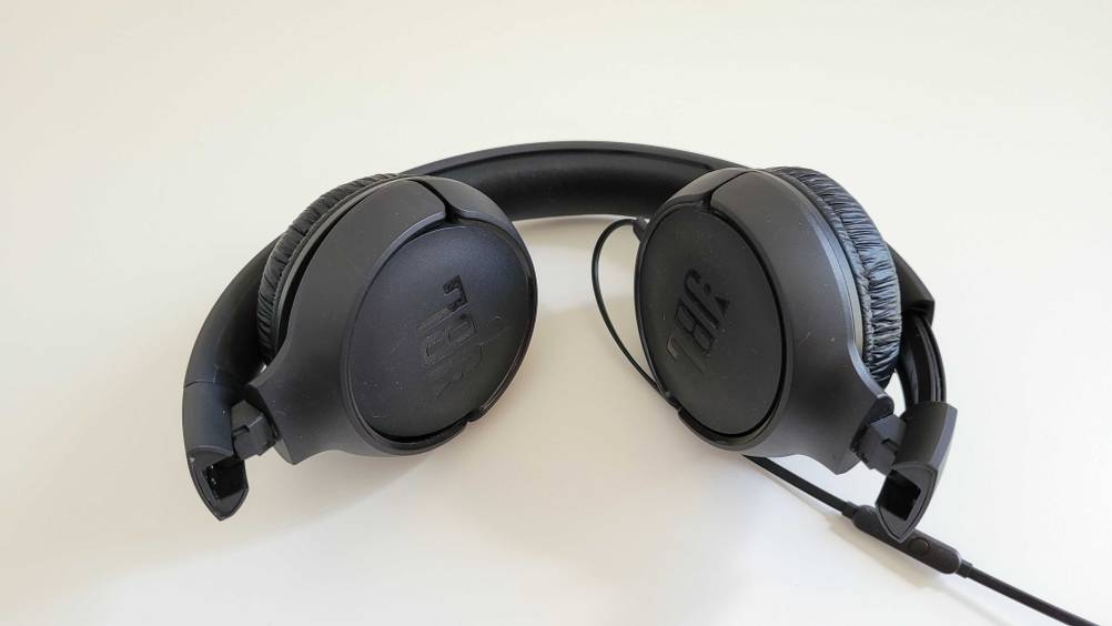 JBL-Kopfhörer mit Kabel platzsparend zusammengeschoben