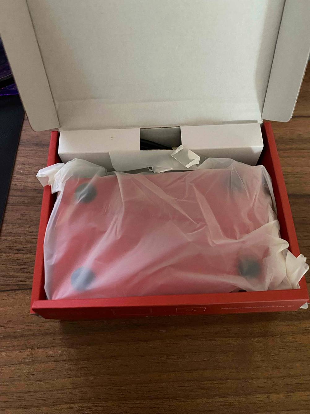 Ein getesteter Kopfhörerverstärker befindet sich verpackt auf dem Tisch. 
