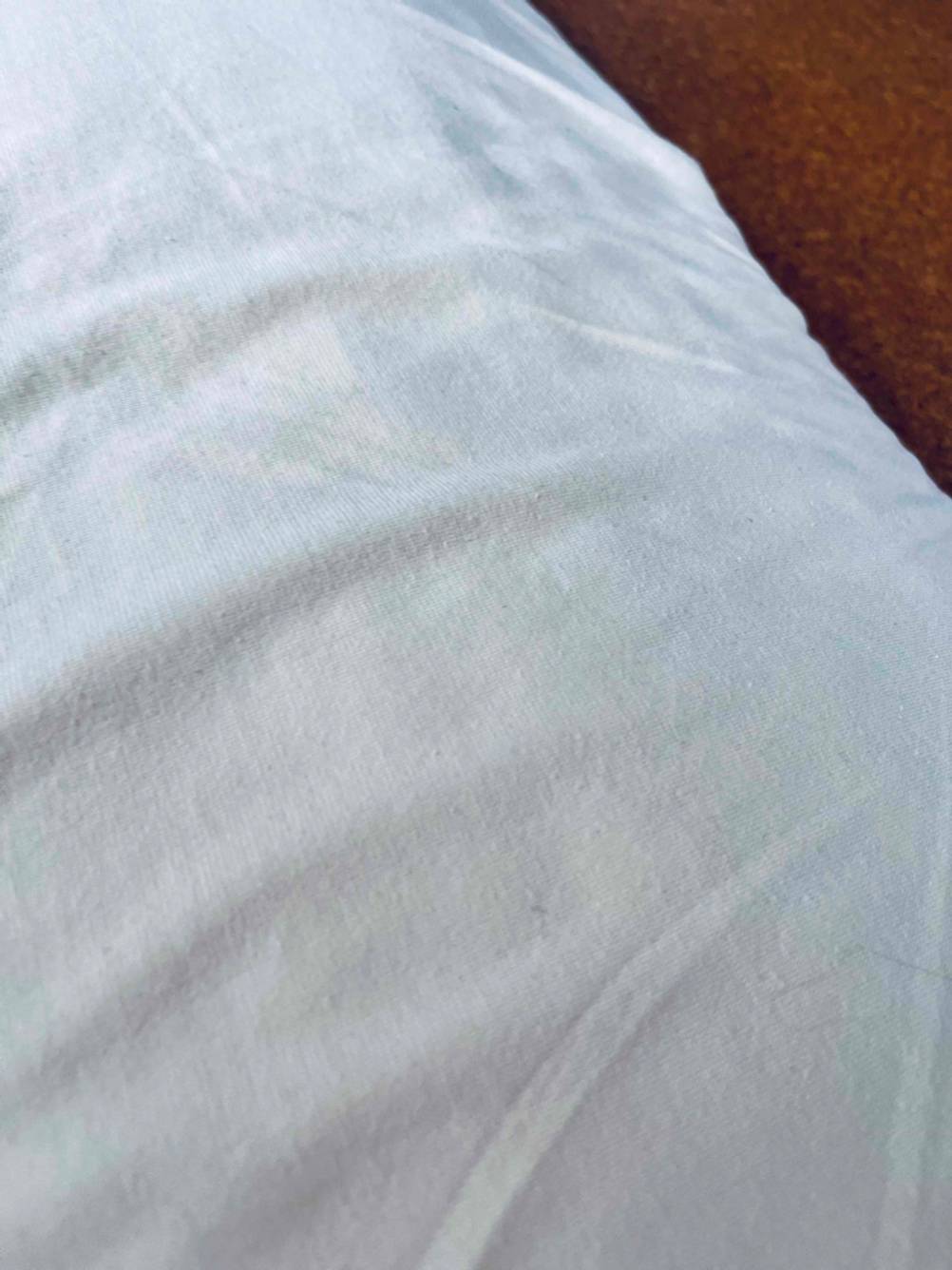 Im Test: Nahaufnahme des Stoffes eines Kopfkissen 40 x 80 cm.