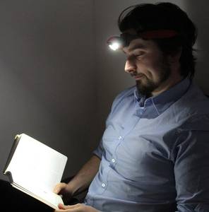 Eine Stirnlampe wird zum Lesen getestet.