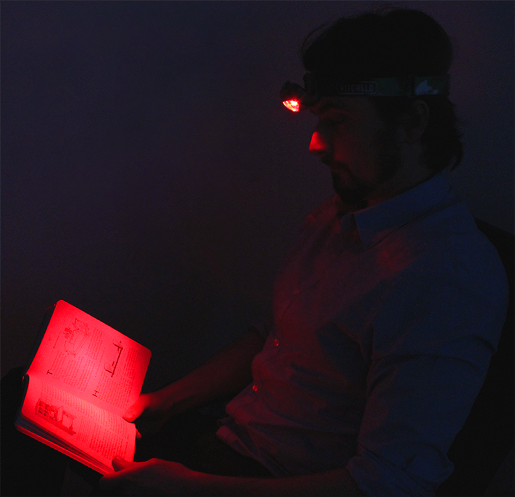 Das Rotlicht einer Stirnlampe im Test.