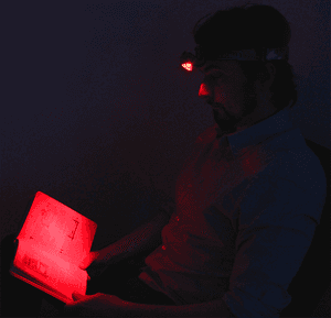 Das Rotlicht einer Stirnlampe im Test.