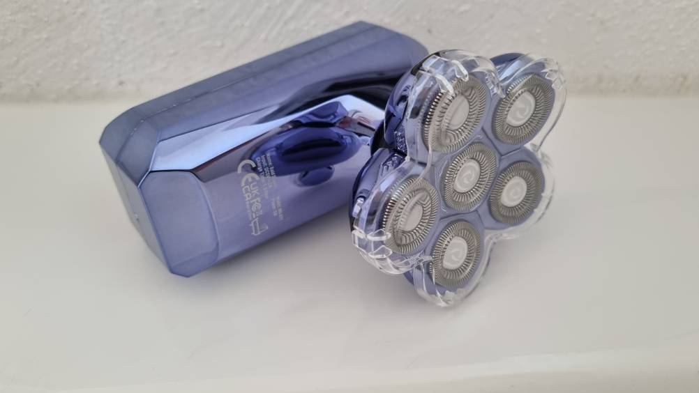 Rasierkopf mit vorgeformter Form liegt auf dem Boden