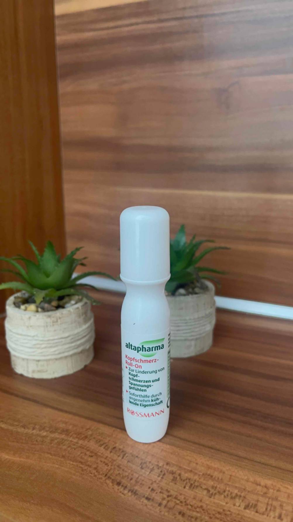 Vor zwei Aloe Vera Pflanzen steht der Kopfschmerz-Roll-on im Test.