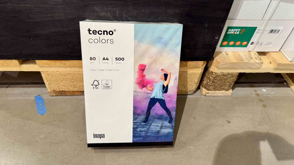 Kopierpapier A4 80g im Test: Das Papier lehnt an einer Holzpalette.