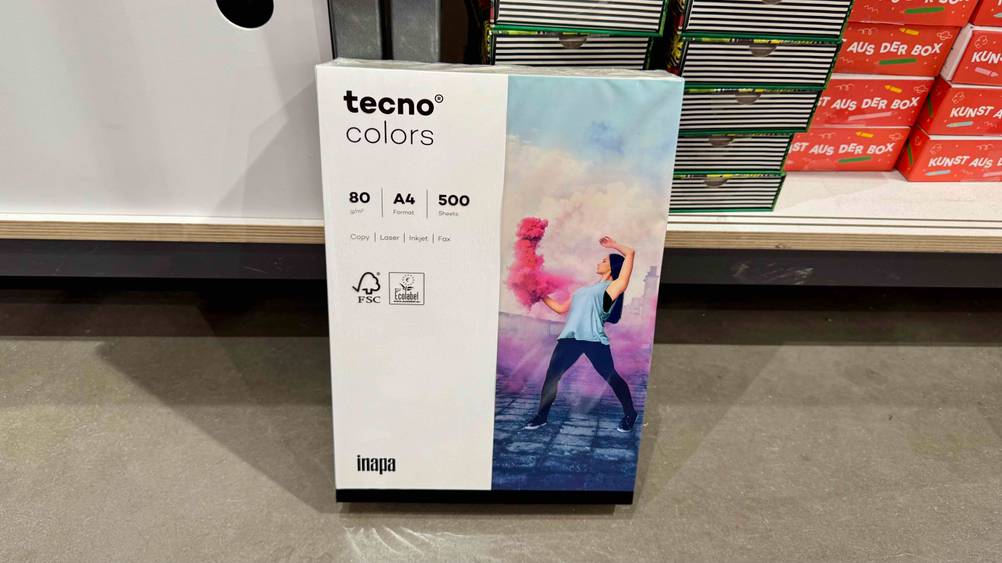 Das getestete Kopierpapier A4 80g lehnt an einem Regal auf dem Boden.