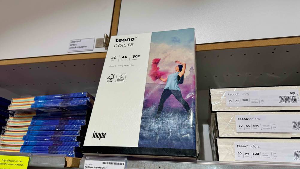 Auf einem Regal steht eine Packung des Kopierpapiers A4 80g im Test.