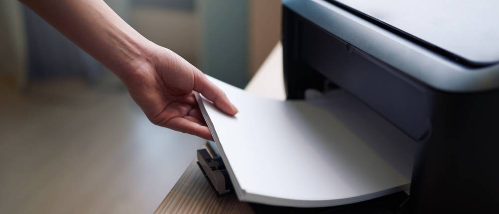 kopierpapier-a4-test: Papierstapel wird in Drucker gelegt.