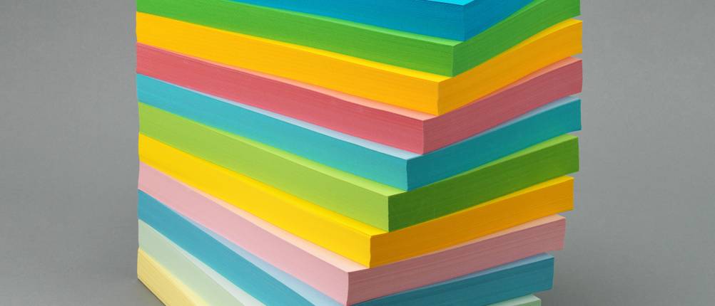 kopierpapier-a4-test: Stapel mit farbigem Papier