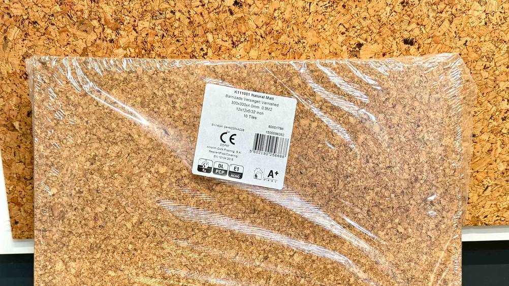 Korkboden getestet: Nahaufnahme von Korkboden in transparenter Verpackung.