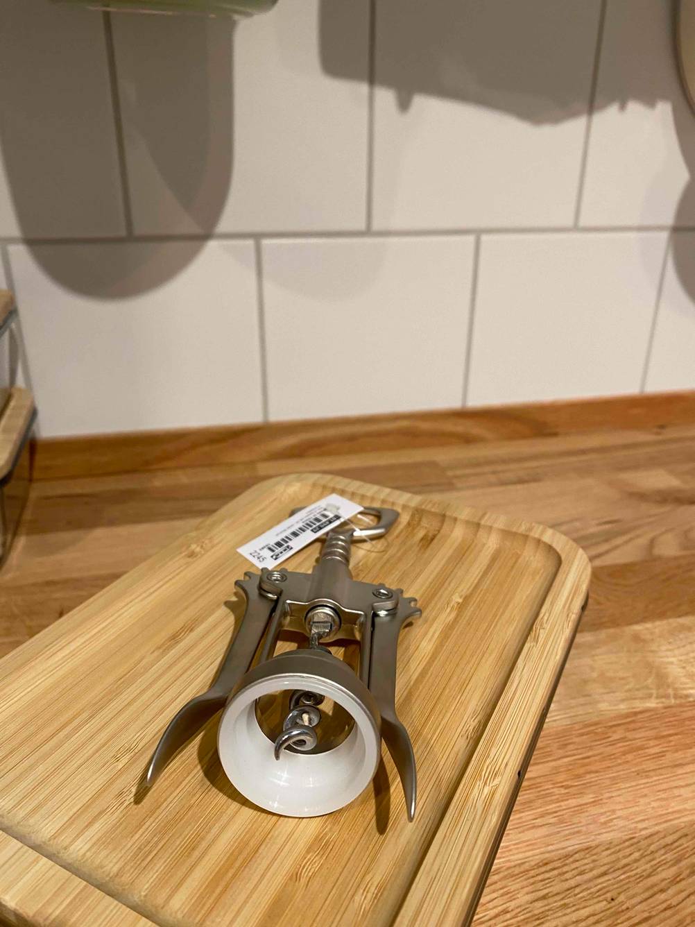 Ein Korkenzieher im Test auf einem Holzbrett mit Fokus auf den unteren Ring.