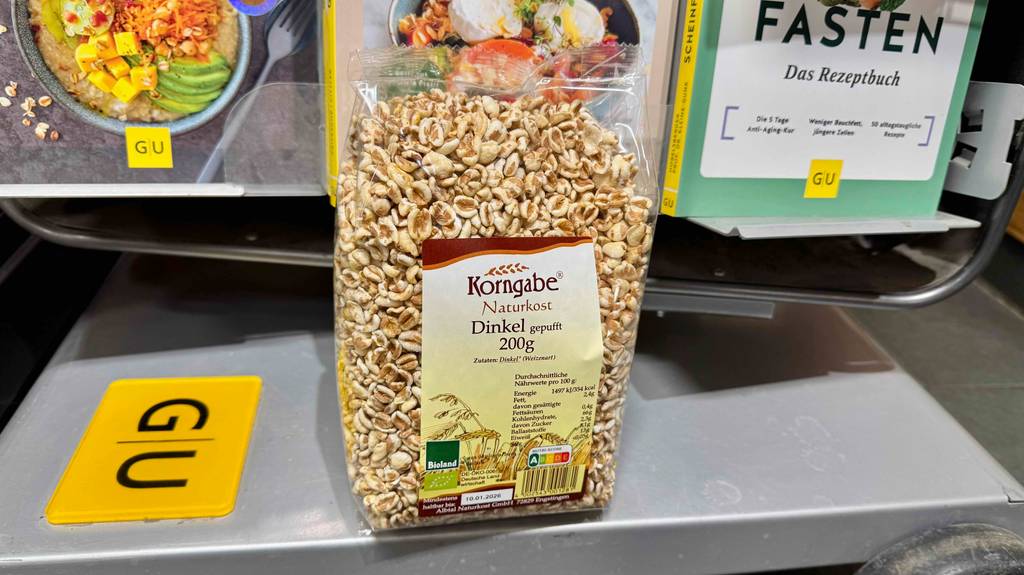 Getestet: Dinkel gepufft in einer transparenten 200-g-Kunststofftüte steht vor einem Verkaufsregal.