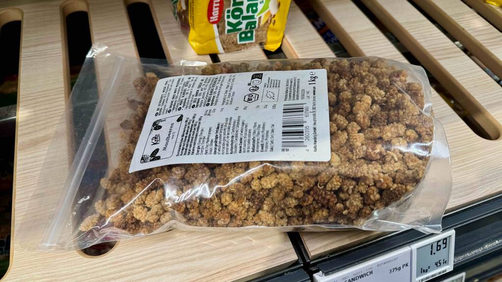 Maulbeeren getrocknet getestet: Detailansicht des Inhalts durch die durchsichtige Verpackung.