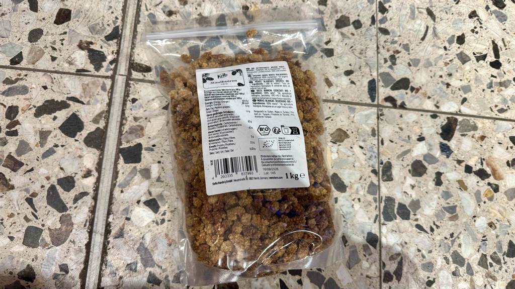 Maulbeeren getrocknet im Test: Auf der Verpackung sind Informationen zum Inhalt und Hersteller.