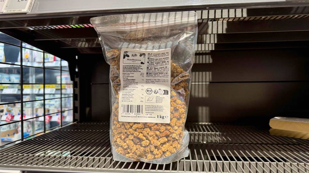 Maulbeeren getrocknet im Test: Eine Packung steht in einem Gitterregal.