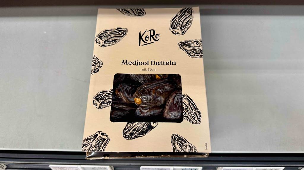 Medjool-Datteln-Test: Nahansicht der Datteln durch ein Sichtfenster der Verpackung.