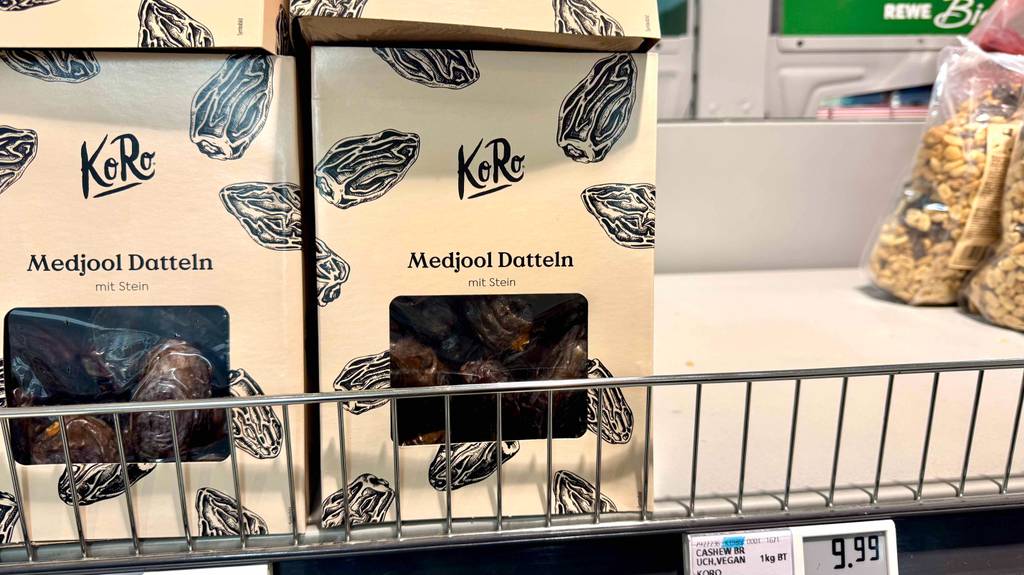 Medjool-Datteln im Test: Mehrere Packungen stehen neben- und hintereinander in einem Regal.