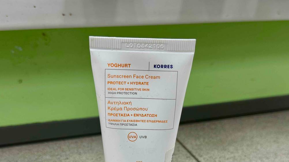 Korres-Sonnencreme im Test: Nahaufnahme der Tube mit Informationen.