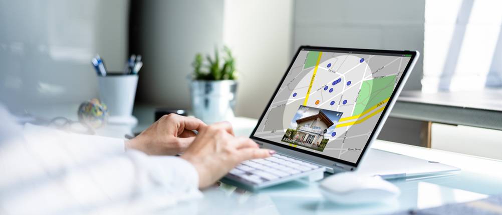 Eine Frau sucht über ein Immobilienportal ein Haus.