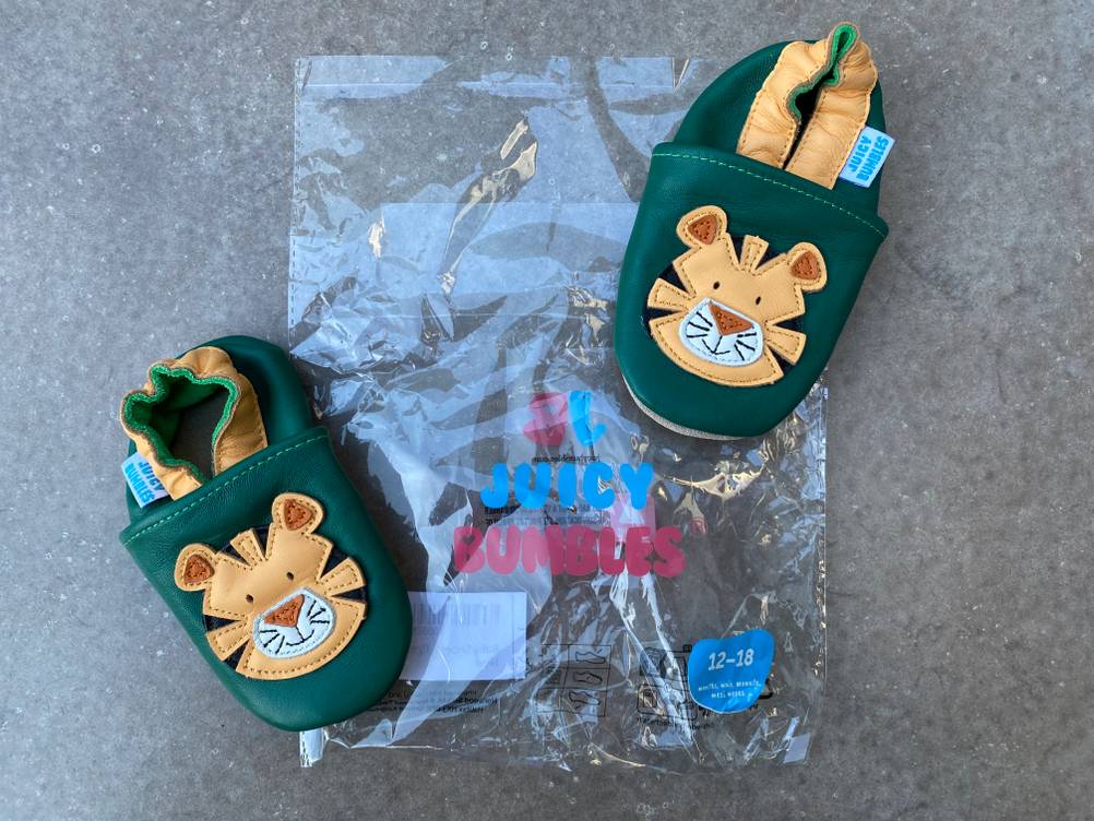 Krabbelschuhe mit der entsprechenden Verpackung zu sehen.