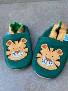 grüne Krabbelschuhe mit Tigermotiv