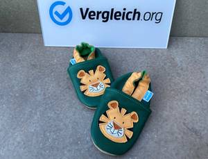 Krabbelschuhe mit Vergleich.org Schild zu sehen.