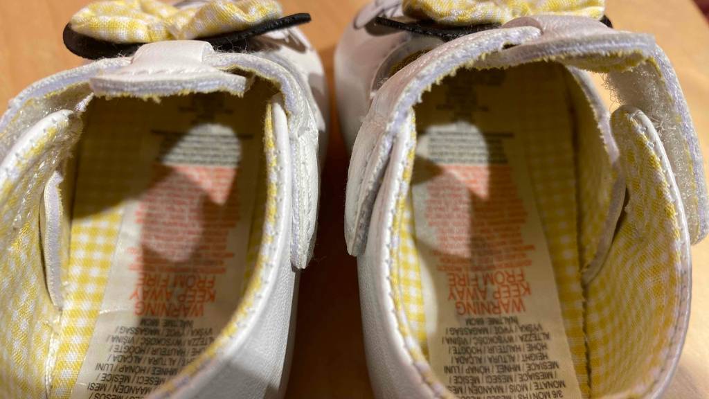 Innenraum von getesteten Krabbelschuhen für Mädchen.