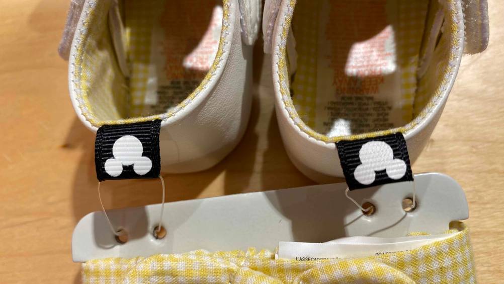 Nahaufnahme der Tags an der Ferse der getesteten Krabbelschuhe für Mädchen.
