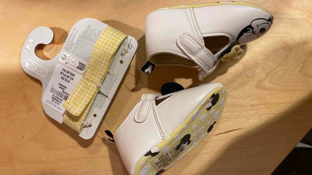 Preisschild von getesteten Krabbelschuhen für Mädchen.