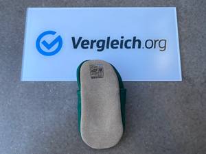 Die Sohle eines Krabbelschuhs zu sehen.