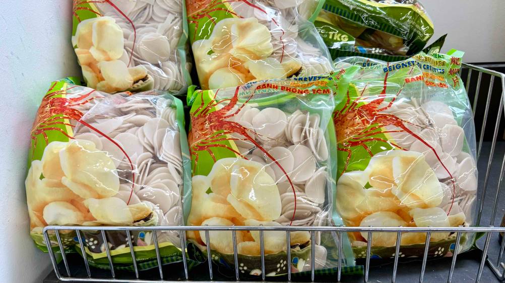 Mehrere Packungen der getesteten Krabbenchips in einem Gitterkorb.