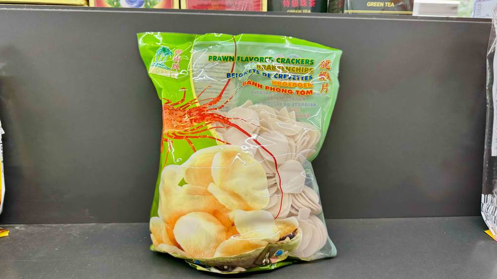 Vor einer grauen Wand steht eine Packung der Krabbenchips im Test.
