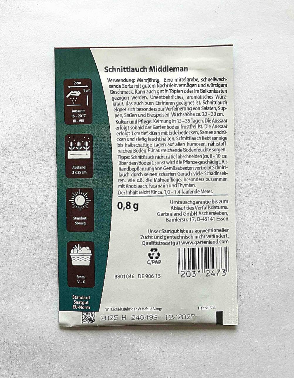 Getestet: Die Rückseite der Verpackung der Kräuter-Samen auf einer hellen Fläche.