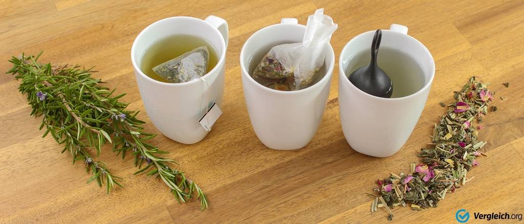Im Kräutertee-Test: Auf einem Tisch stehen drei Teegläser. 