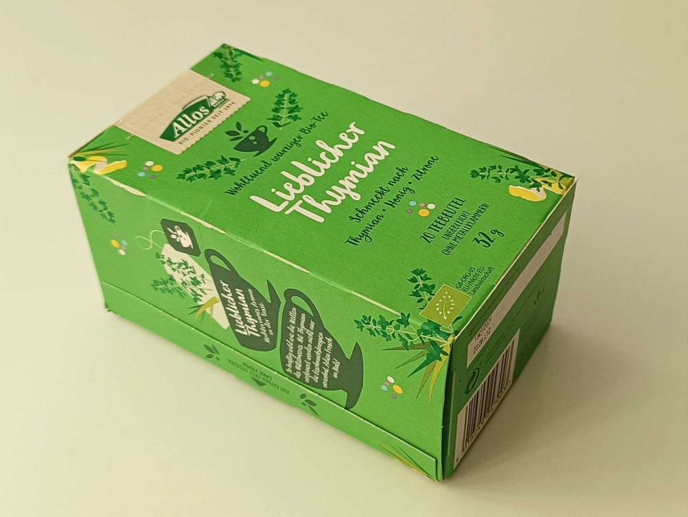 Getestet: Eine Packung Kräutertee auf der Seite liegend auf einer hellen Fläche.